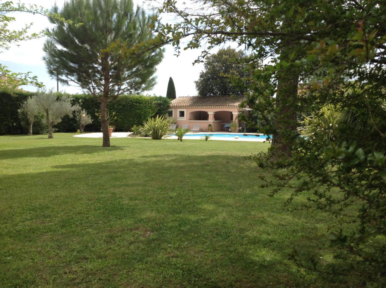 Villa Les Muscades Saint-Étienne-du-Grès Exterior foto